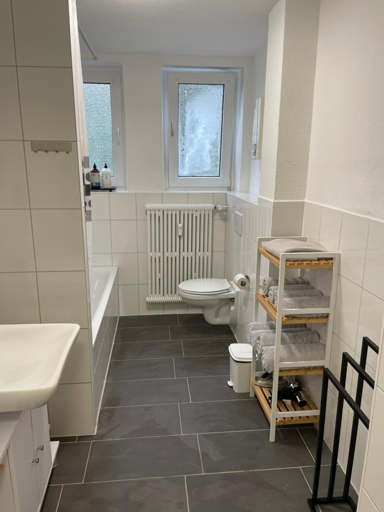 City Apartment Duisburg 1#Netflix &Wlan &Kingsize Bett &Kaffee Maschine & Central & 500M Innenhafen & 2 Min U Bahn Bagian luar foto